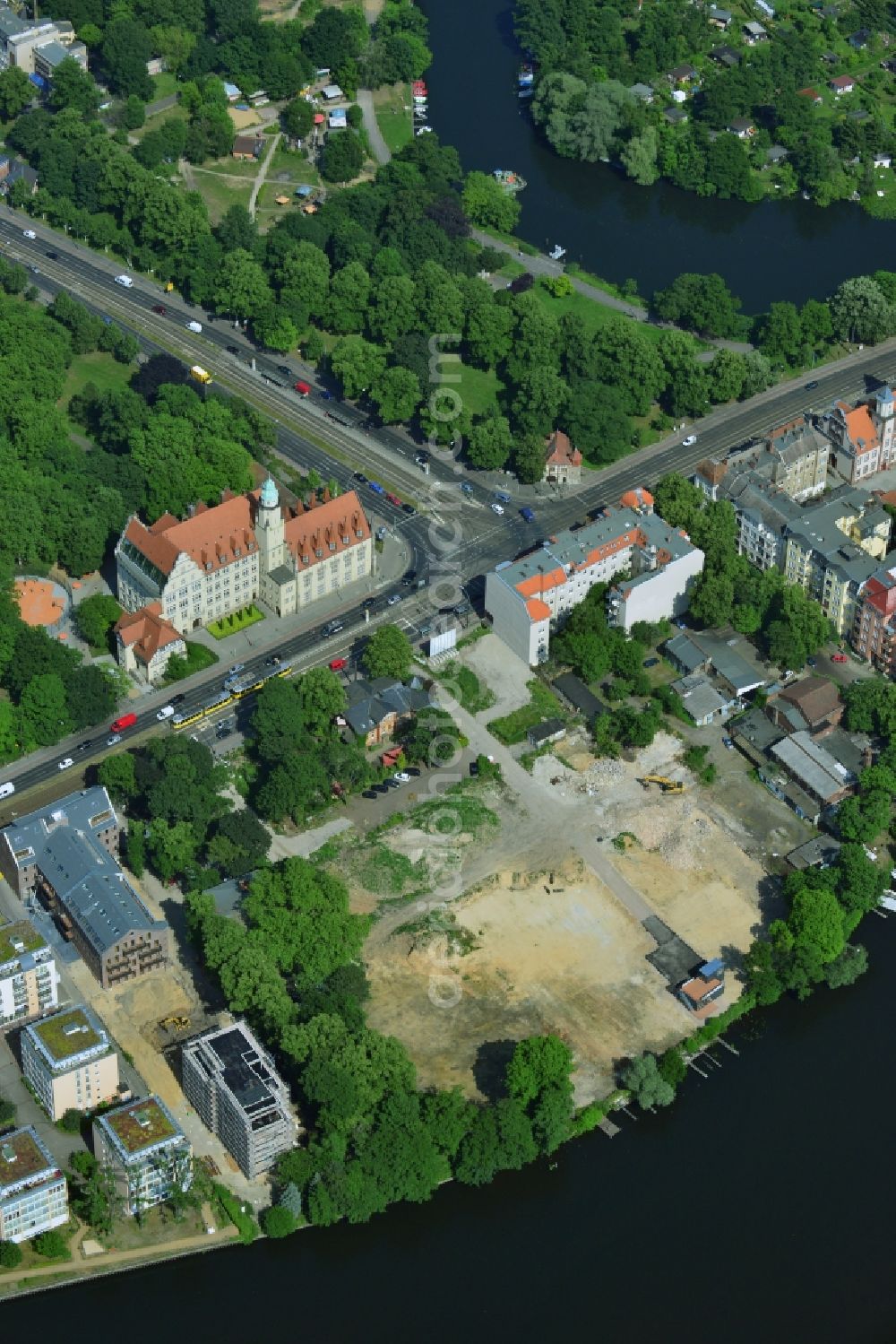 Aerial image Berlin Köpenick - Construction site for new residential construction of RESIDENTIAL QUARTER UFERKRONE at the riverside at Linden Street in Berlin Koepenick