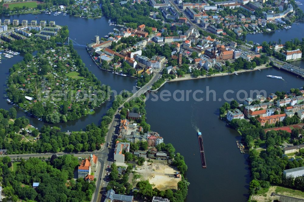 Aerial photograph Berlin Köpenick - Construction site for new residential construction of RESIDENTIAL QUARTER UFERKRONE at the riverside at Linden Street in Berlin Koepenick