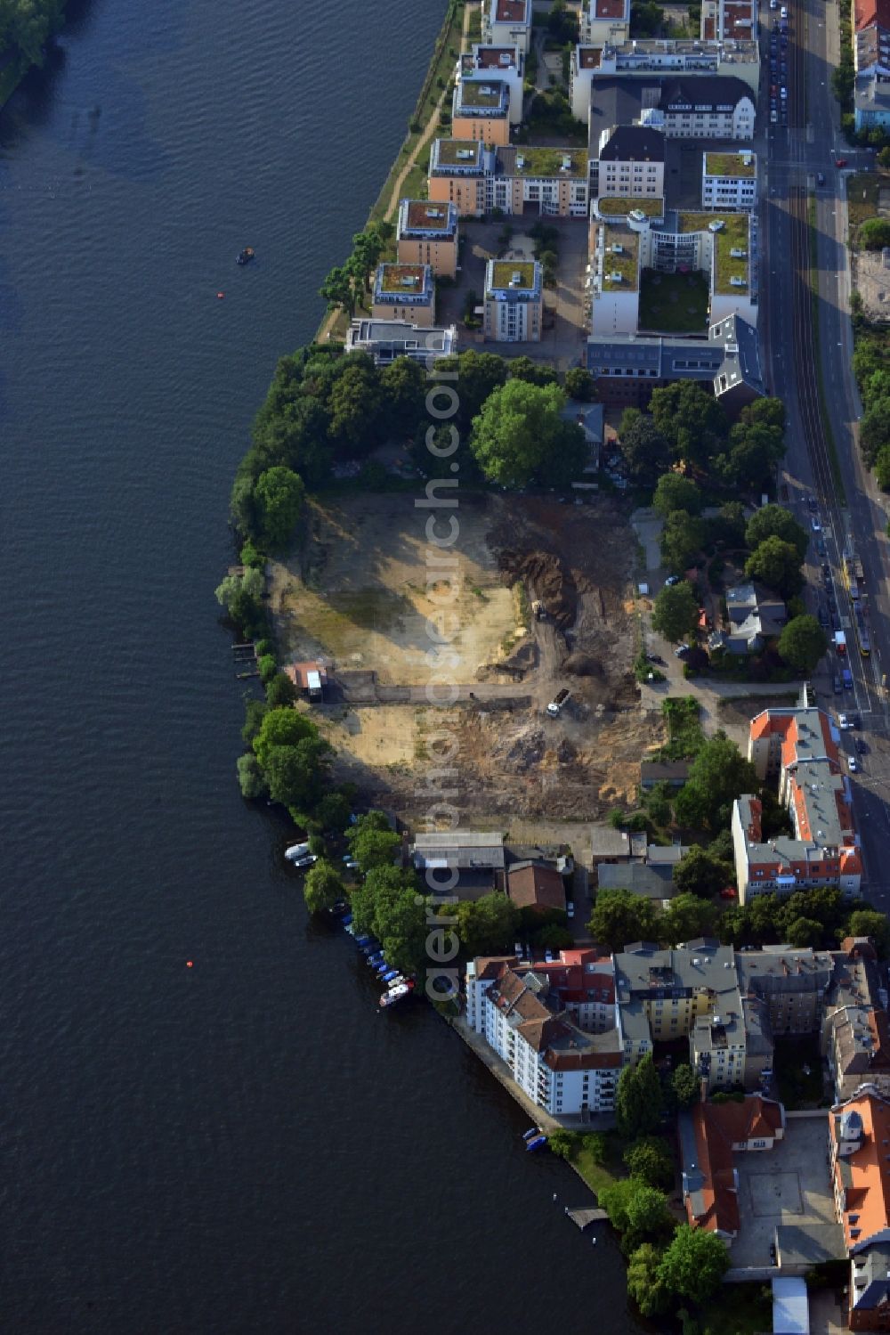 Aerial image Berlin Köpenick - Construction site for new residential construction of RESIDENTIAL QUARTER UFERKRONE at the riverside at Linden Street in Berlin Koepenick