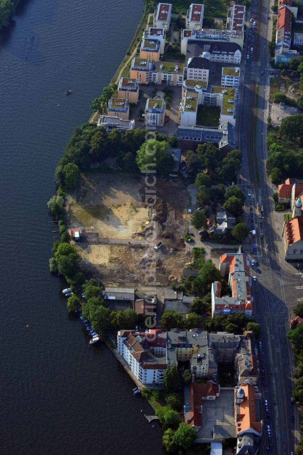 Aerial photograph Berlin Köpenick - Construction site for new residential construction of RESIDENTIAL QUARTER UFERKRONE at the riverside at Linden Street in Berlin Koepenick