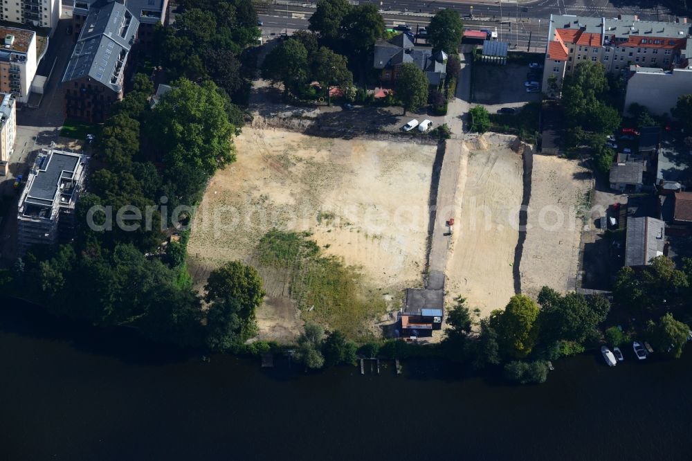 Berlin Köpenick from the bird's eye view: Construction site for new residential construction of RESIDENTIAL QUARTER UFERKRONE at the riverside at Linden Street in Berlin Koepenick