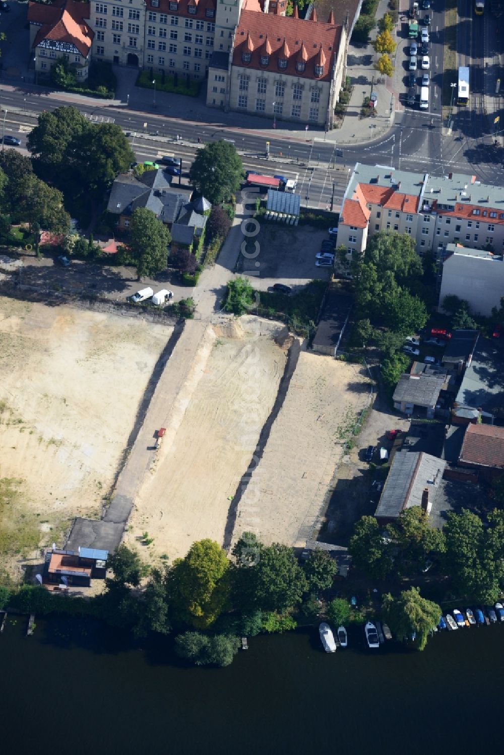 Aerial image Berlin Köpenick - Construction site for new residential construction of RESIDENTIAL QUARTER UFERKRONE at the riverside at Linden Street in Berlin Koepenick