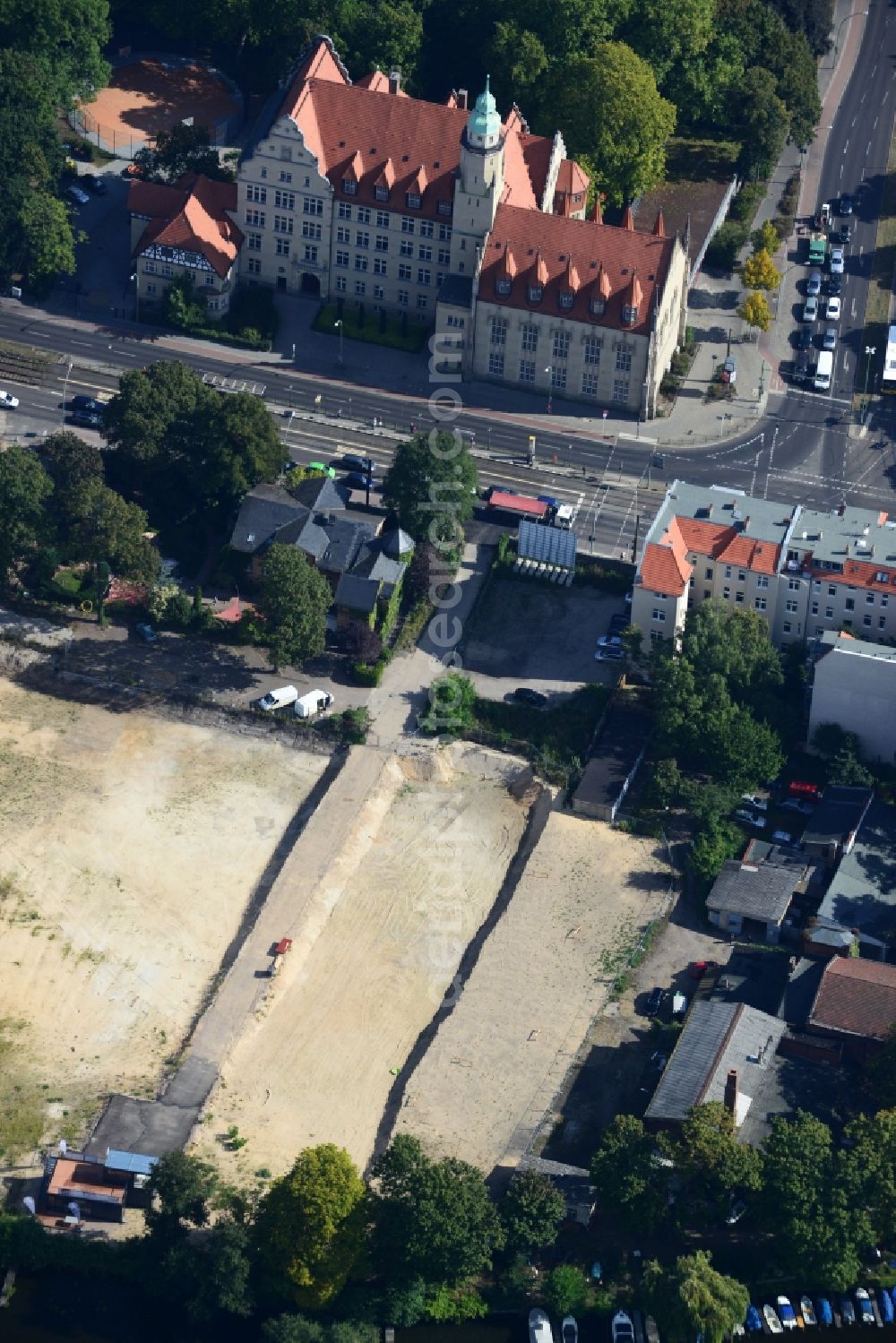 Aerial photograph Berlin Köpenick - Construction site for new residential construction of RESIDENTIAL QUARTER UFERKRONE at the riverside at Linden Street in Berlin Koepenick