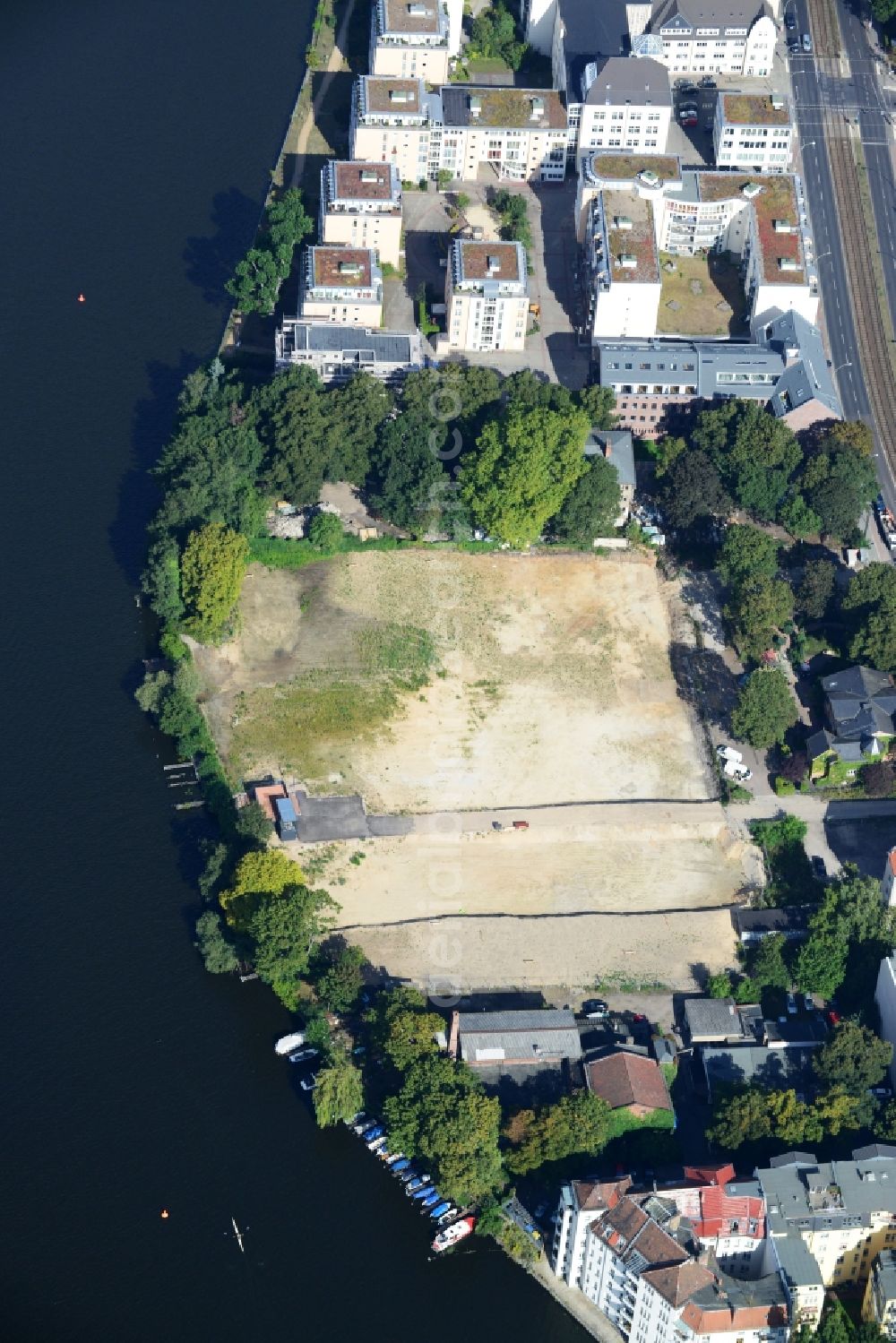 Berlin Köpenick from the bird's eye view: Construction site for new residential construction of RESIDENTIAL QUARTER UFERKRONE at the riverside at Linden Street in Berlin Koepenick