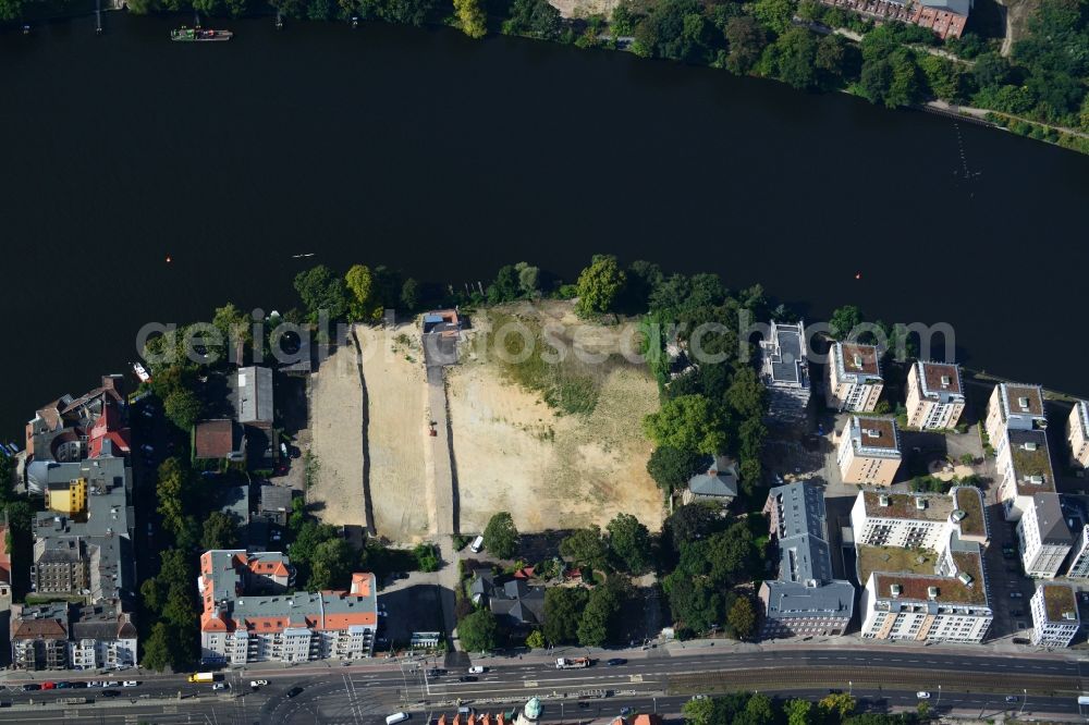 Aerial image Berlin Köpenick - Construction site for new residential construction of RESIDENTIAL QUARTER UFERKRONE at the riverside at Linden Street in Berlin Koepenick