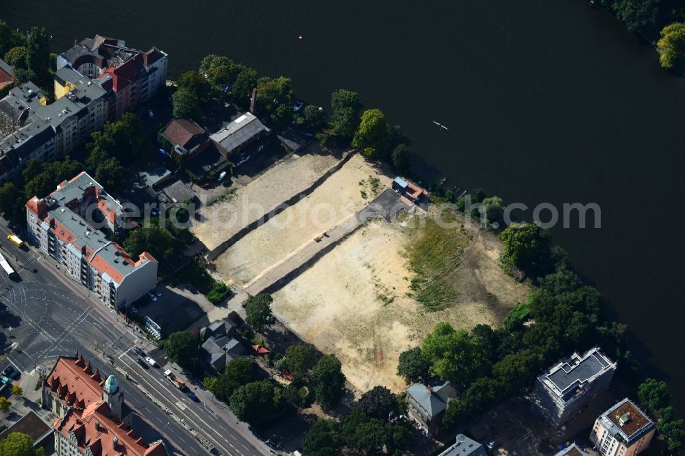 Aerial photograph Berlin Köpenick - Construction site for new residential construction of RESIDENTIAL QUARTER UFERKRONE at the riverside at Linden Street in Berlin Koepenick