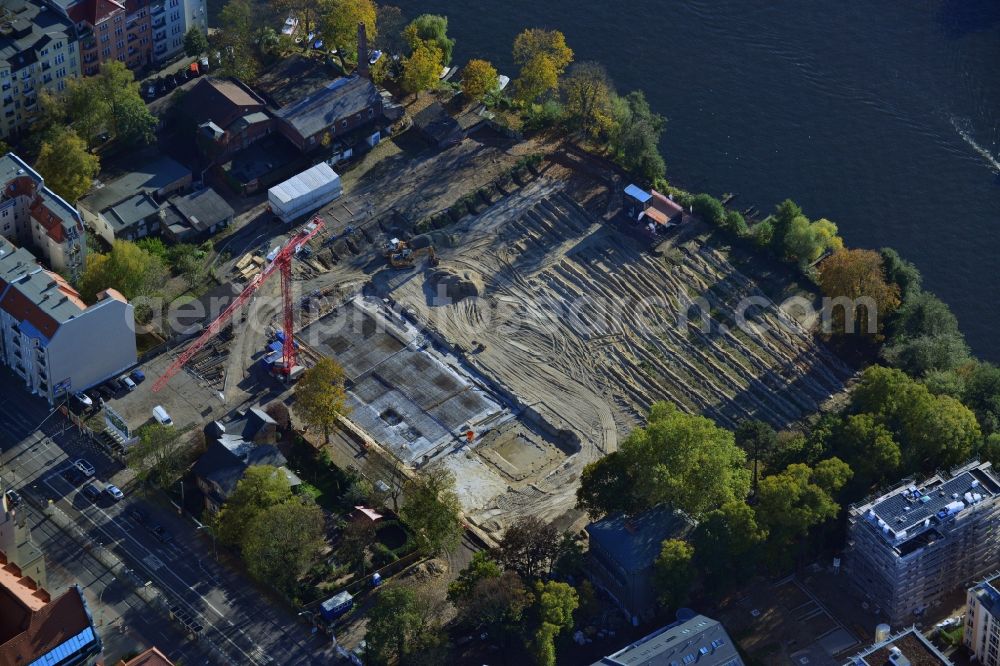 Berlin from the bird's eye view: Construction site for new residential construction of RESIDENTIAL QUARTER UFERKRONE at the riverside at Linden Street in Berlin Koepenick