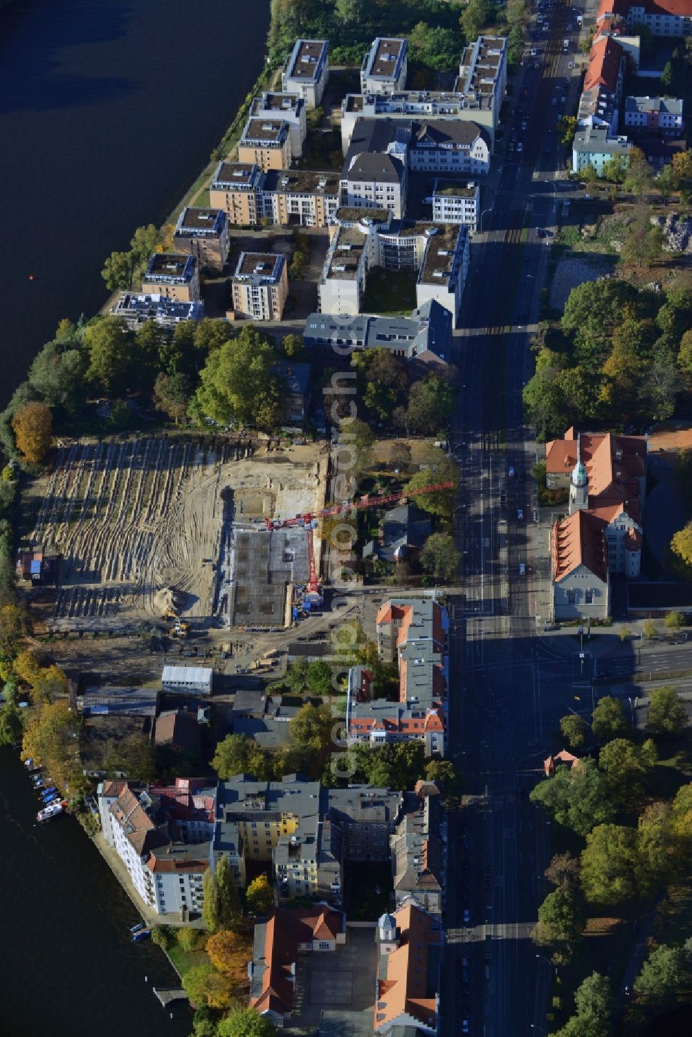 Aerial photograph Berlin - Construction site for new residential construction of RESIDENTIAL QUARTER UFERKRONE at the riverside at Linden Street in Berlin Koepenick