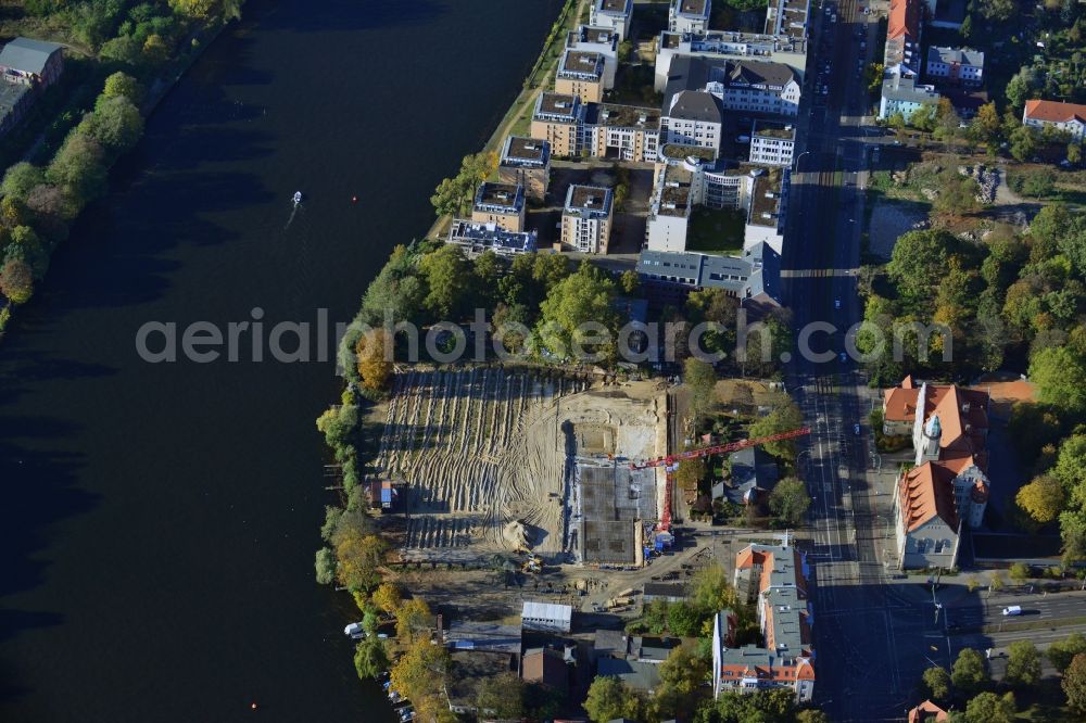 Berlin from above - Construction site for new residential construction of RESIDENTIAL QUARTER UFERKRONE at the riverside at Linden Street in Berlin Koepenick