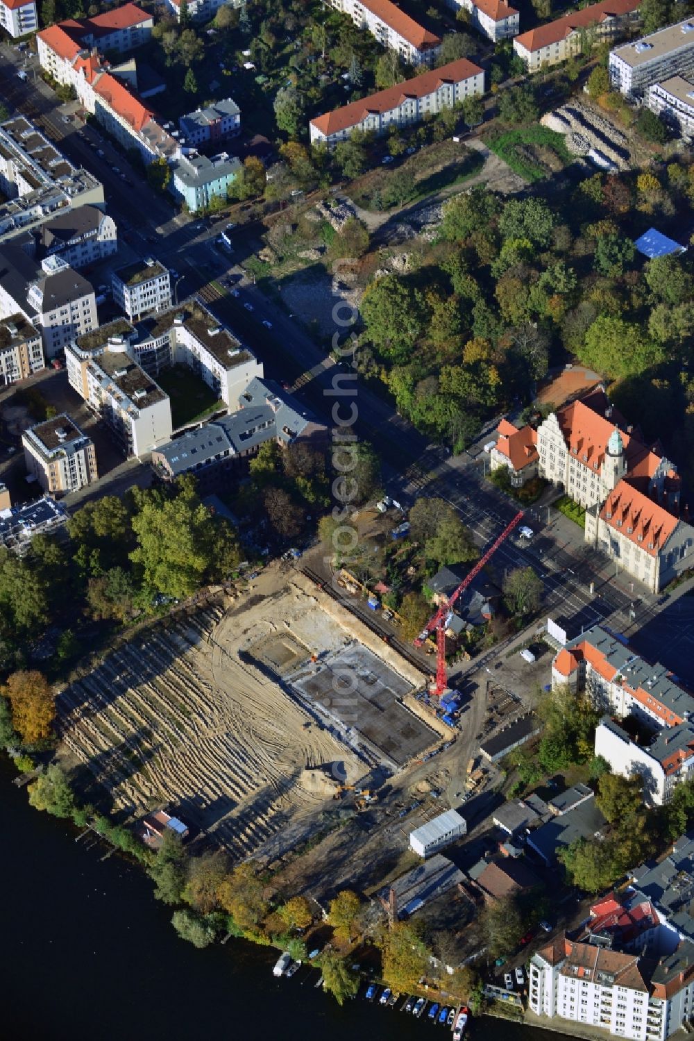 Berlin from the bird's eye view: Construction site for new residential construction of RESIDENTIAL QUARTER UFERKRONE at the riverside at Linden Street in Berlin Koepenick