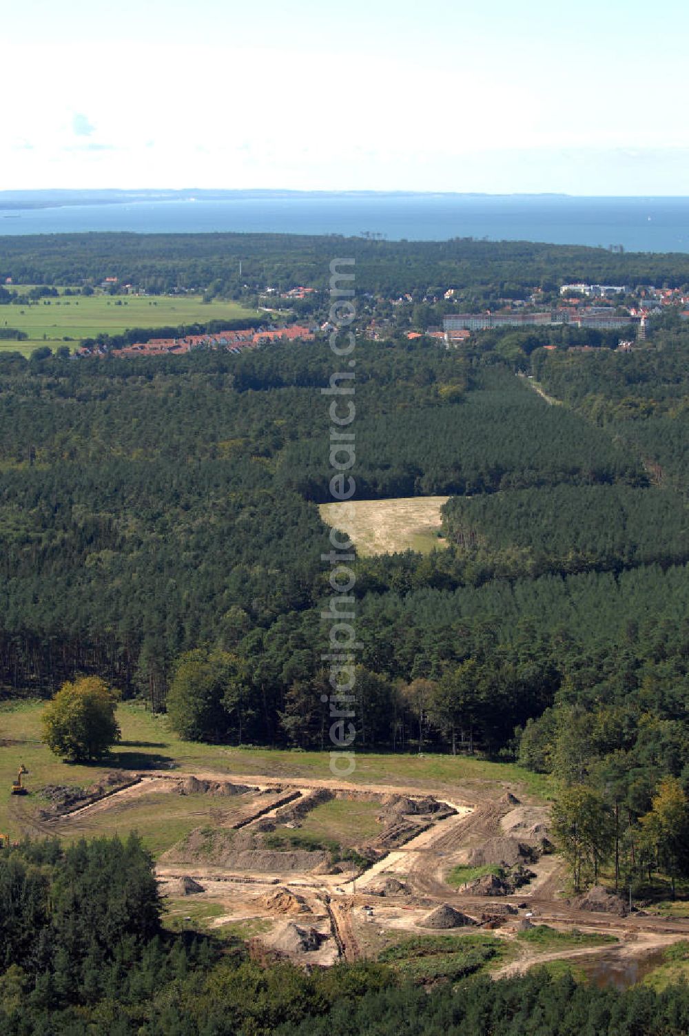 Graal-Müritz from the bird's eye view: Blick auf das Baufeld zur Errichtung von Ferienwohnungen im Küstenwald, einem Wohngebiet der HAWO Bauträger KG in unmittelbarer Strandnähe. Die ehemalige Militärliegenschaft der DDR-Armee NVA ist ein Musterprojekt für Konversion in der Region.