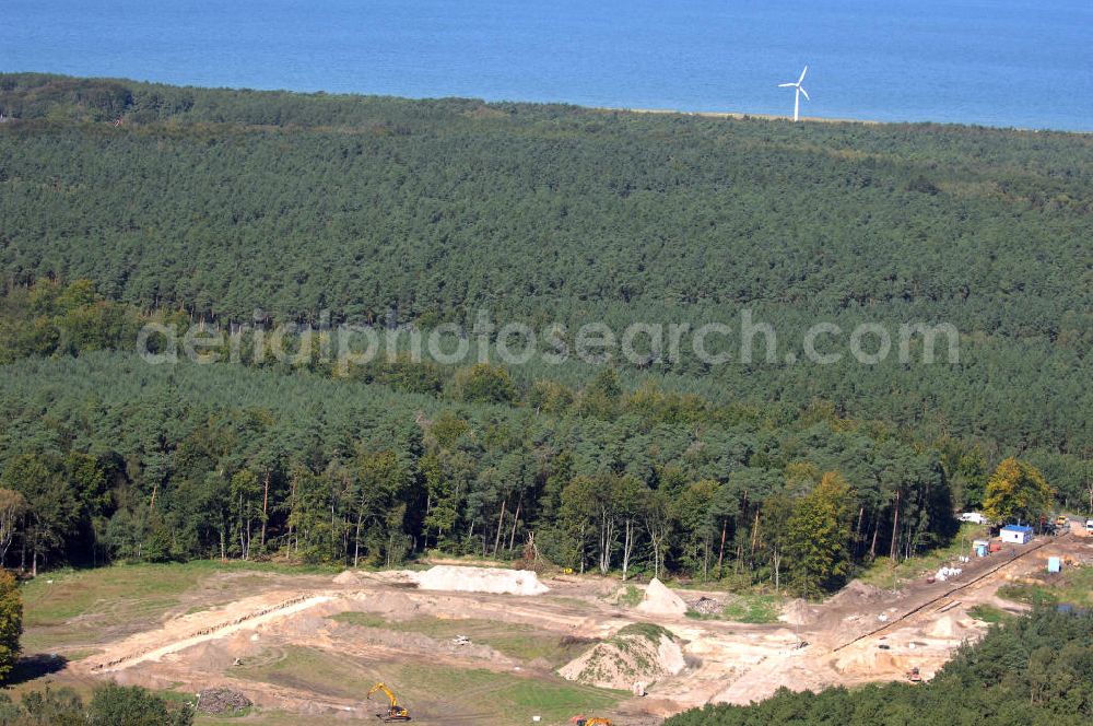 Aerial photograph Graal-Müritz - Blick auf das Baufeld zur Errichtung von Ferienwohnungen im Küstenwald, einem Wohngebiet der HAWO Bauträger KG in unmittelbarer Strandnähe. Die ehemalige Militärliegenschaft der DDR-Armee NVA ist ein Musterprojekt für Konversion in der Region.