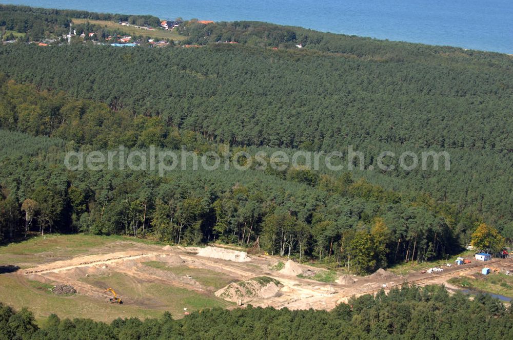 Graal-Müritz from the bird's eye view: Blick auf das Baufeld zur Errichtung von Ferienwohnungen im Küstenwald, einem Wohngebiet der HAWO Bauträger KG in unmittelbarer Strandnähe. Die ehemalige Militärliegenschaft der DDR-Armee NVA ist ein Musterprojekt für Konversion in der Region.