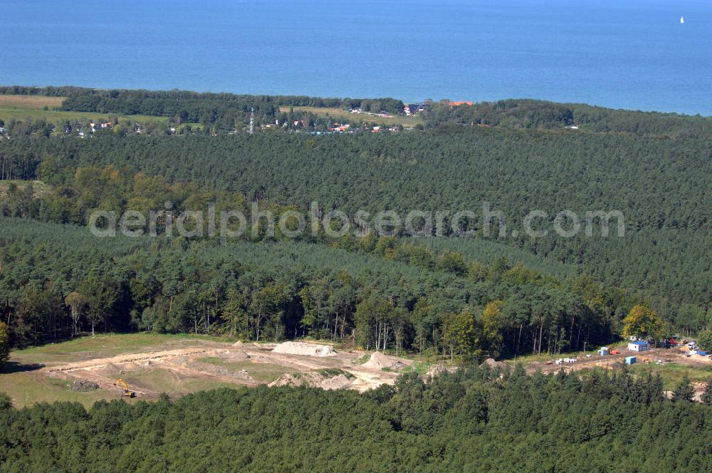 Aerial photograph Graal-Müritz - Blick auf das Baufeld zur Errichtung von Ferienwohnungen im Küstenwald, einem Wohngebiet der HAWO Bauträger KG in unmittelbarer Strandnähe. Die ehemalige Militärliegenschaft der DDR-Armee NVA ist ein Musterprojekt für Konversion in der Region.