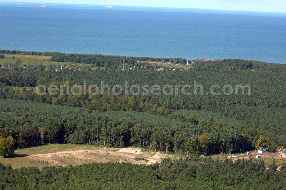 Graal-Müritz from above - Blick auf das Baufeld zur Errichtung von Ferienwohnungen im Küstenwald, einem Wohngebiet der HAWO Bauträger KG in unmittelbarer Strandnähe. Die ehemalige Militärliegenschaft der DDR-Armee NVA ist ein Musterprojekt für Konversion in der Region.