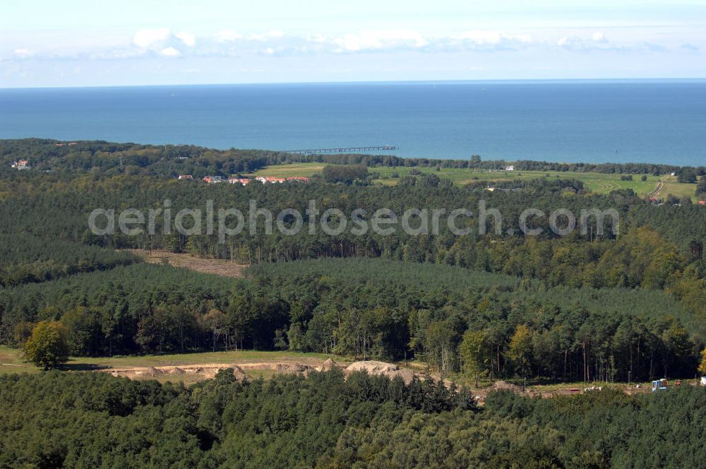 Graal-Müritz from the bird's eye view: Blick auf das Baufeld zur Errichtung von Ferienwohnungen im Küstenwald, einem Wohngebiet der HAWO Bauträger KG in unmittelbarer Strandnähe. Die ehemalige Militärliegenschaft der DDR-Armee NVA ist ein Musterprojekt für Konversion in der Region.