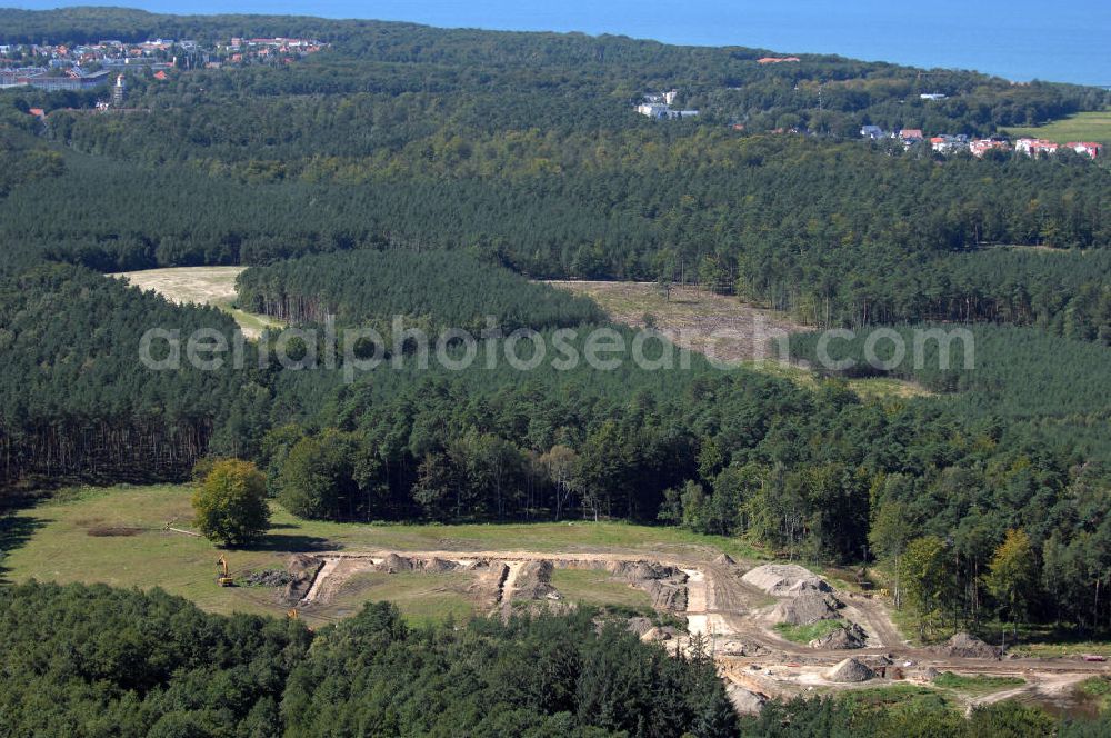 Aerial photograph Graal-Müritz - Blick auf das Baufeld zur Errichtung von Ferienwohnungen im Küstenwald, einem Wohngebiet der HAWO Bauträger KG in unmittelbarer Strandnähe. Die ehemalige Militärliegenschaft der DDR-Armee NVA ist ein Musterprojekt für Konversion in der Region.