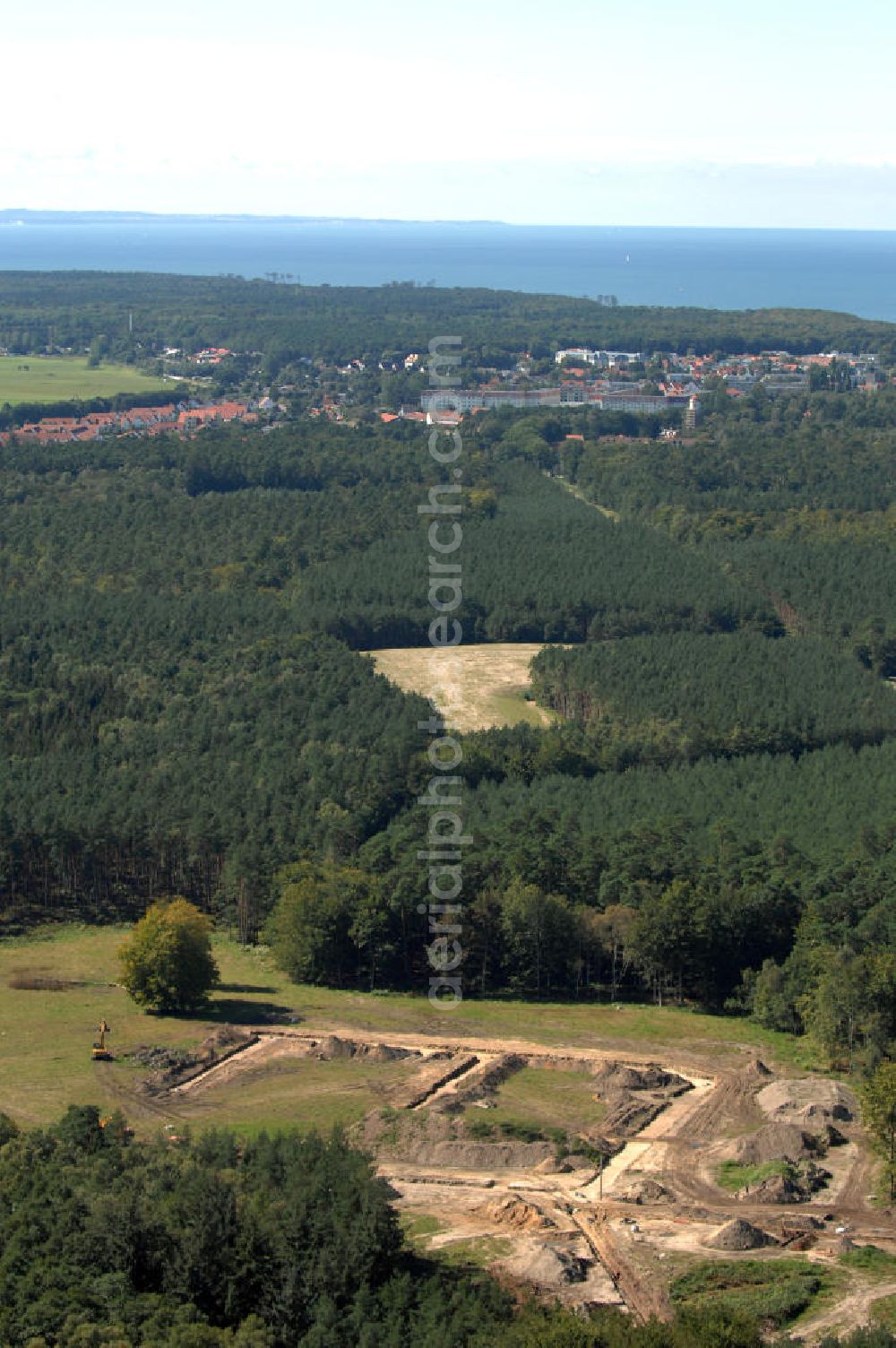 Graal-Müritz from above - Blick auf das Baufeld zur Errichtung von Ferienwohnungen im Küstenwald, einem Wohngebiet der HAWO Bauträger KG in unmittelbarer Strandnähe. Die ehemalige Militärliegenschaft der DDR-Armee NVA ist ein Musterprojekt für Konversion in der Region.