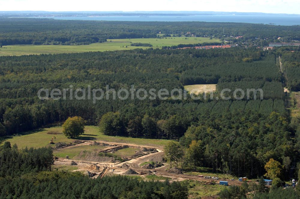 Aerial photograph Graal-Müritz - Blick auf das Baufeld zur Errichtung von Ferienwohnungen im Küstenwald, einem Wohngebiet der HAWO Bauträger KG in unmittelbarer Strandnähe. Die ehemalige Militärliegenschaft der DDR-Armee NVA ist ein Musterprojekt für Konversion in der Region.