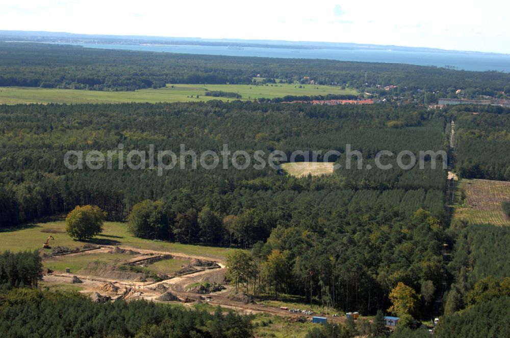 Graal-Müritz from above - Blick auf das Baufeld zur Errichtung von Ferienwohnungen im Küstenwald, einem Wohngebiet der HAWO Bauträger KG in unmittelbarer Strandnähe. Die ehemalige Militärliegenschaft der DDR-Armee NVA ist ein Musterprojekt für Konversion in der Region.