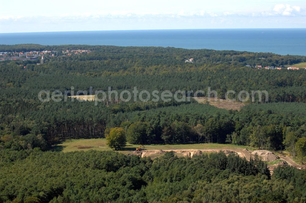 Graal-Müritz from the bird's eye view: Blick auf das Baufeld zur Errichtung von Ferienwohnungen im Küstenwald, einem Wohngebiet der HAWO Bauträger KG in unmittelbarer Strandnähe. Die ehemalige Militärliegenschaft der DDR-Armee NVA ist ein Musterprojekt für Konversion in der Region.