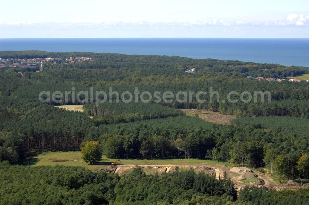 Aerial image Graal-Müritz - Blick auf das Baufeld zur Errichtung von Ferienwohnungen im Küstenwald, einem Wohngebiet der HAWO Bauträger KG in unmittelbarer Strandnähe. Die ehemalige Militärliegenschaft der DDR-Armee NVA ist ein Musterprojekt für Konversion in der Region.