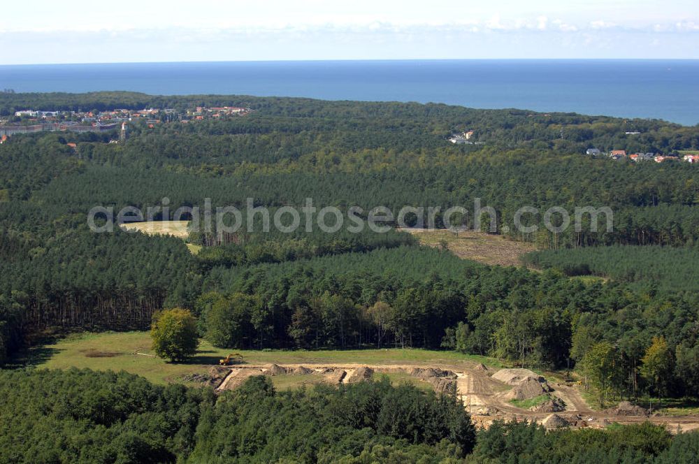 Aerial photograph Graal-Müritz - Blick auf das Baufeld zur Errichtung von Ferienwohnungen im Küstenwald, einem Wohngebiet der HAWO Bauträger KG in unmittelbarer Strandnähe. Die ehemalige Militärliegenschaft der DDR-Armee NVA ist ein Musterprojekt für Konversion in der Region.