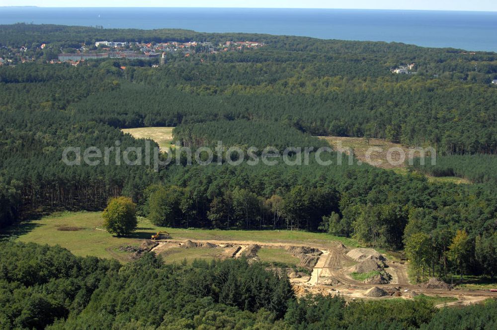 Graal-Müritz from above - Blick auf das Baufeld zur Errichtung von Ferienwohnungen im Küstenwald, einem Wohngebiet der HAWO Bauträger KG in unmittelbarer Strandnähe. Die ehemalige Militärliegenschaft der DDR-Armee NVA ist ein Musterprojekt für Konversion in der Region.