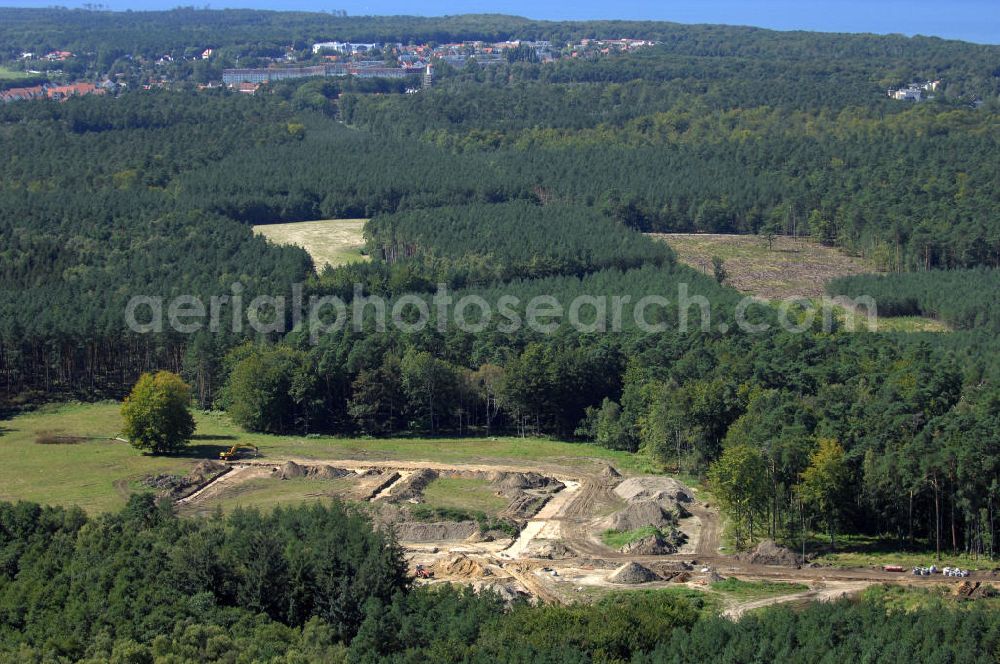 Graal-Müritz from the bird's eye view: Blick auf das Baufeld zur Errichtung von Ferienwohnungen im Küstenwald, einem Wohngebiet der HAWO Bauträger KG in unmittelbarer Strandnähe. Die ehemalige Militärliegenschaft der DDR-Armee NVA ist ein Musterprojekt für Konversion in der Region.