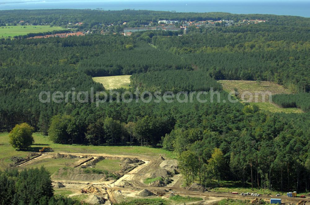 Aerial photograph Graal-Müritz - Blick auf das Baufeld zur Errichtung von Ferienwohnungen im Küstenwald, einem Wohngebiet der HAWO Bauträger KG in unmittelbarer Strandnähe. Die ehemalige Militärliegenschaft der DDR-Armee NVA ist ein Musterprojekt für Konversion in der Region.