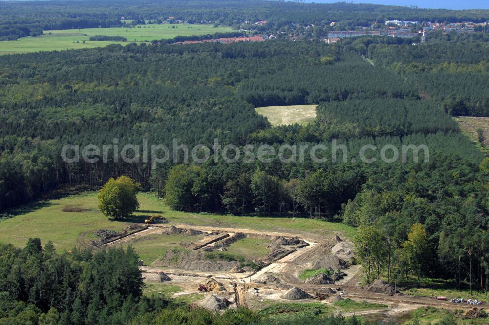 Graal-Müritz from above - Blick auf das Baufeld zur Errichtung von Ferienwohnungen im Küstenwald, einem Wohngebiet der HAWO Bauträger KG in unmittelbarer Strandnähe. Die ehemalige Militärliegenschaft der DDR-Armee NVA ist ein Musterprojekt für Konversion in der Region.