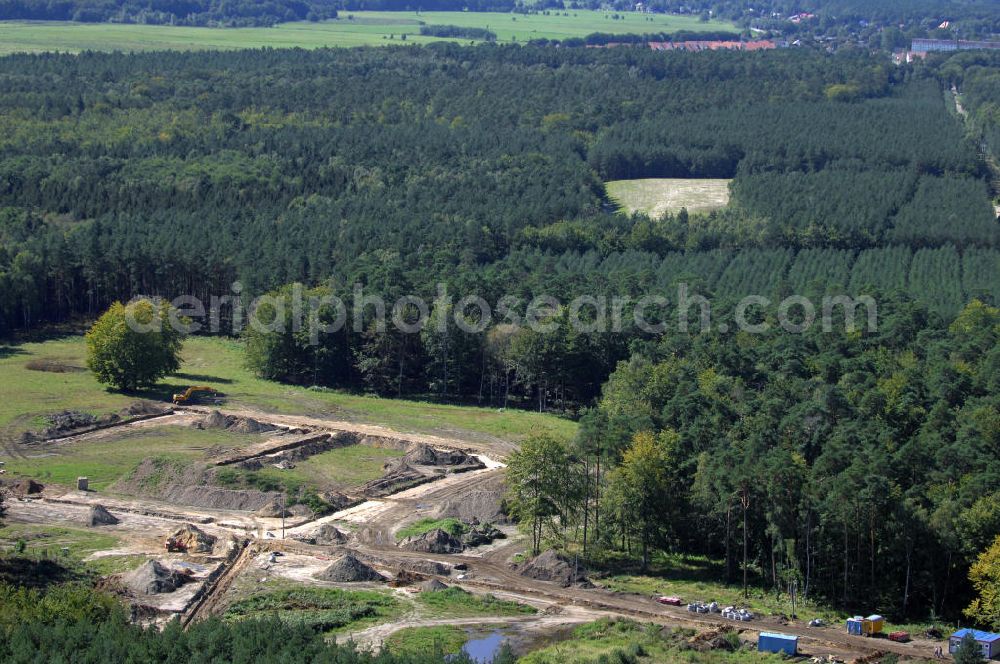 Graal-Müritz from the bird's eye view: Blick auf das Baufeld zur Errichtung von Ferienwohnungen im Küstenwald, einem Wohngebiet der HAWO Bauträger KG in unmittelbarer Strandnähe. Die ehemalige Militärliegenschaft der DDR-Armee NVA ist ein Musterprojekt für Konversion in der Region.