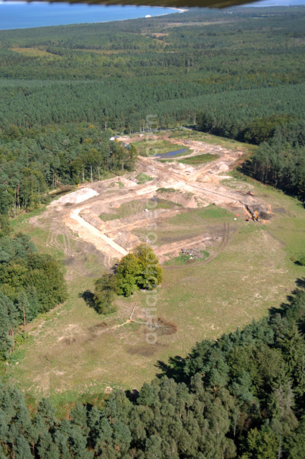 Graal-Müritz from above - Blick auf das Baufeld zur Errichtung von Ferienwohnungen im Küstenwald, einem Wohngebiet der HAWO Bauträger KG in unmittelbarer Strandnähe. Die ehemalige Militärliegenschaft der DDR-Armee NVA ist ein Musterprojekt für Konversion in der Region.