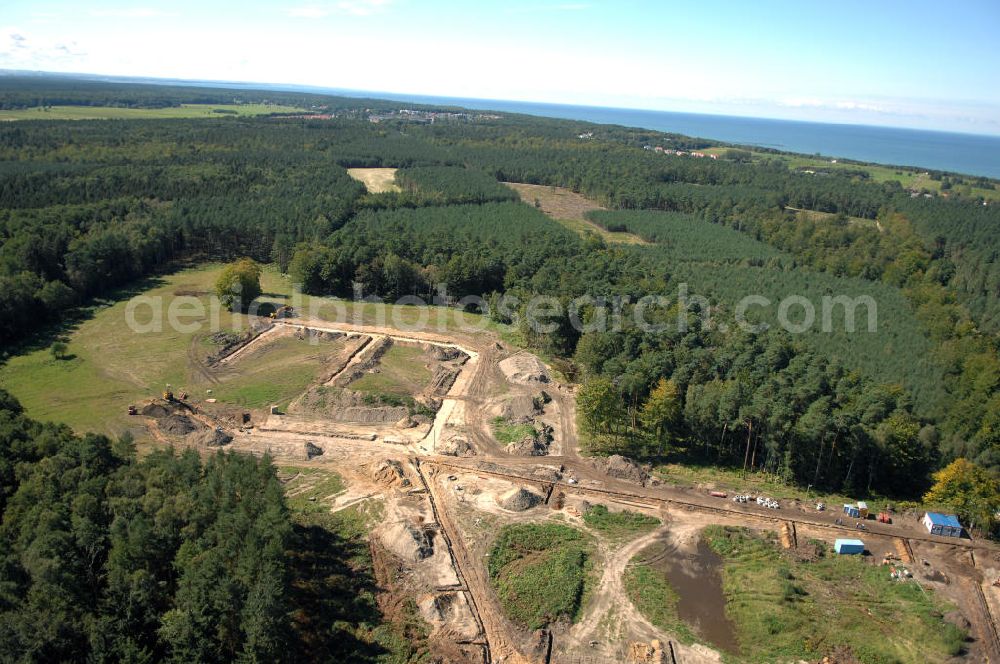 Aerial photograph Graal-Müritz - Blick auf das Baufeld zur Errichtung von Ferienwohnungen im Küstenwald, einem Wohngebiet der HAWO Bauträger KG in unmittelbarer Strandnähe. Die ehemalige Militärliegenschaft der DDR-Armee NVA ist ein Musterprojekt für Konversion in der Region.