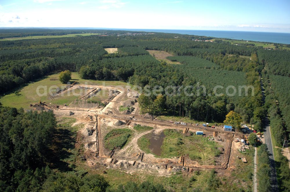 Graal-Müritz from above - Blick auf das Baufeld zur Errichtung von Ferienwohnungen im Küstenwald, einem Wohngebiet der HAWO Bauträger KG in unmittelbarer Strandnähe. Die ehemalige Militärliegenschaft der DDR-Armee NVA ist ein Musterprojekt für Konversion in der Region.