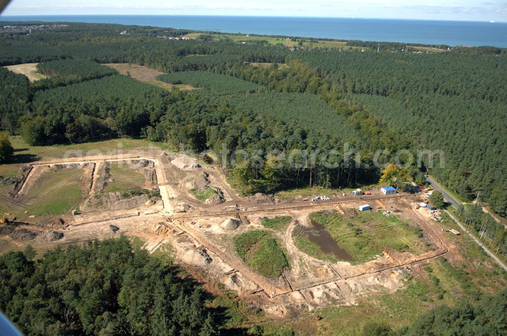 Graal-Müritz from above - Blick auf das Baufeld zur Errichtung von Ferienwohnungen im Küstenwald, einem Wohngebiet der HAWO Bauträger KG in unmittelbarer Strandnähe. Die ehemalige Militärliegenschaft der DDR-Armee NVA ist ein Musterprojekt für Konversion in der Region.