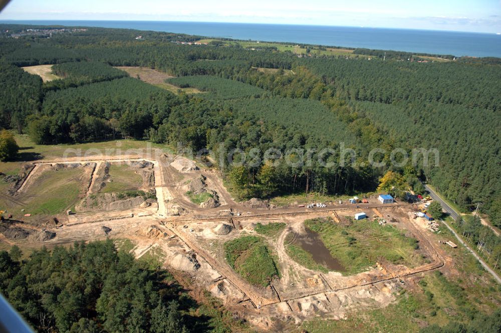 Graal-Müritz from the bird's eye view: Blick auf das Baufeld zur Errichtung von Ferienwohnungen im Küstenwald, einem Wohngebiet der HAWO Bauträger KG in unmittelbarer Strandnähe. Die ehemalige Militärliegenschaft der DDR-Armee NVA ist ein Musterprojekt für Konversion in der Region.