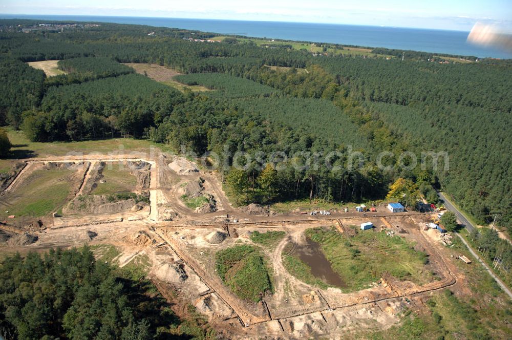 Aerial image Graal-Müritz - Blick auf das Baufeld zur Errichtung von Ferienwohnungen im Küstenwald, einem Wohngebiet der HAWO Bauträger KG in unmittelbarer Strandnähe. Die ehemalige Militärliegenschaft der DDR-Armee NVA ist ein Musterprojekt für Konversion in der Region.