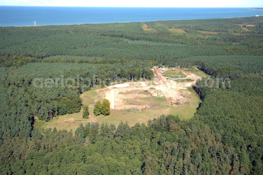 Graal-Müritz from the bird's eye view: Blick auf das Baufeld zur Errichtung von Ferienwohnungen im Küstenwald, einem Wohngebiet der HAWO Bauträger KG in unmittelbarer Strandnähe. Die ehemalige Militärliegenschaft der DDR-Armee NVA ist ein Musterprojekt für Konversion in der Region.