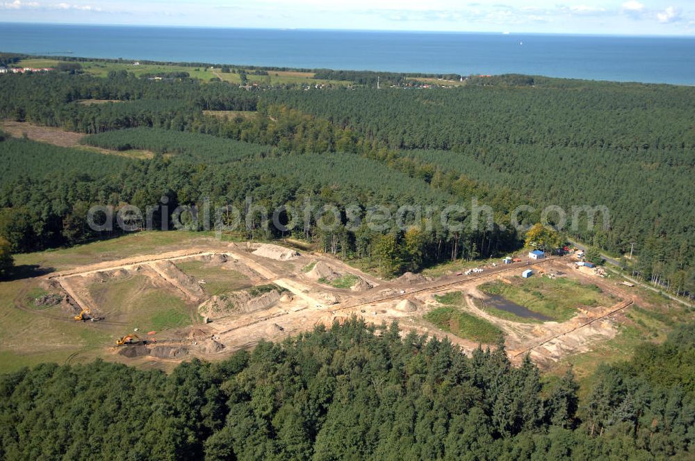 Graal-Müritz from above - Blick auf das Baufeld zur Errichtung von Ferienwohnungen im Küstenwald, einem Wohngebiet der HAWO Bauträger KG in unmittelbarer Strandnähe. Die ehemalige Militärliegenschaft der DDR-Armee NVA ist ein Musterprojekt für Konversion in der Region.