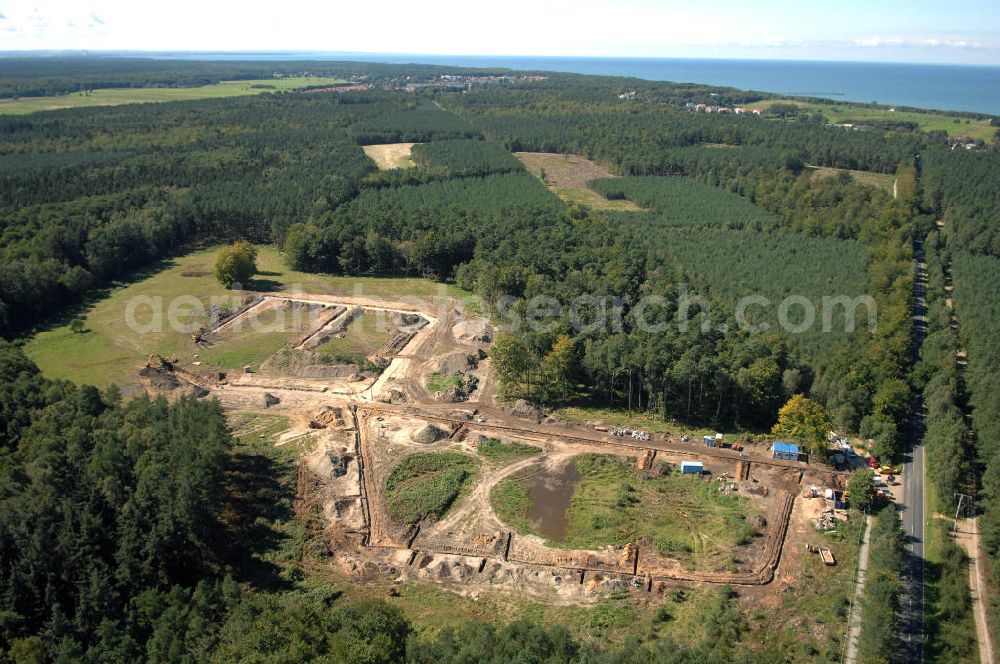 Graal-Müritz from the bird's eye view: Blick auf das Baufeld zur Errichtung von Ferienwohnungen im Küstenwald, einem Wohngebiet der HAWO Bauträger KG in unmittelbarer Strandnähe. Die ehemalige Militärliegenschaft der DDR-Armee NVA ist ein Musterprojekt für Konversion in der Region.