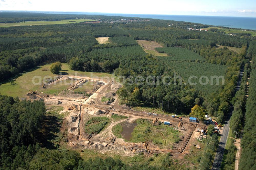 Aerial image Graal-Müritz - Blick auf das Baufeld zur Errichtung von Ferienwohnungen im Küstenwald, einem Wohngebiet der HAWO Bauträger KG in unmittelbarer Strandnähe. Die ehemalige Militärliegenschaft der DDR-Armee NVA ist ein Musterprojekt für Konversion in der Region.