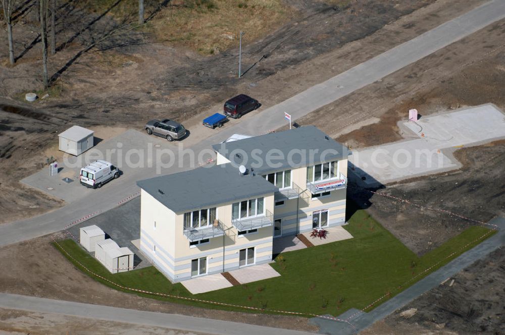 Graal-Müritz from the bird's eye view: Blick auf das Baufeld zur Errichtung von Ferienwohnungen im Küstenwald, einem Wohngebiet der HAWO Bauträger KG in unmittelbarer Strandnähe. Die ehemalige Militärliegenschaft der DDR-Armee NVA ist ein Musterprojekt für Konversion in der Region.