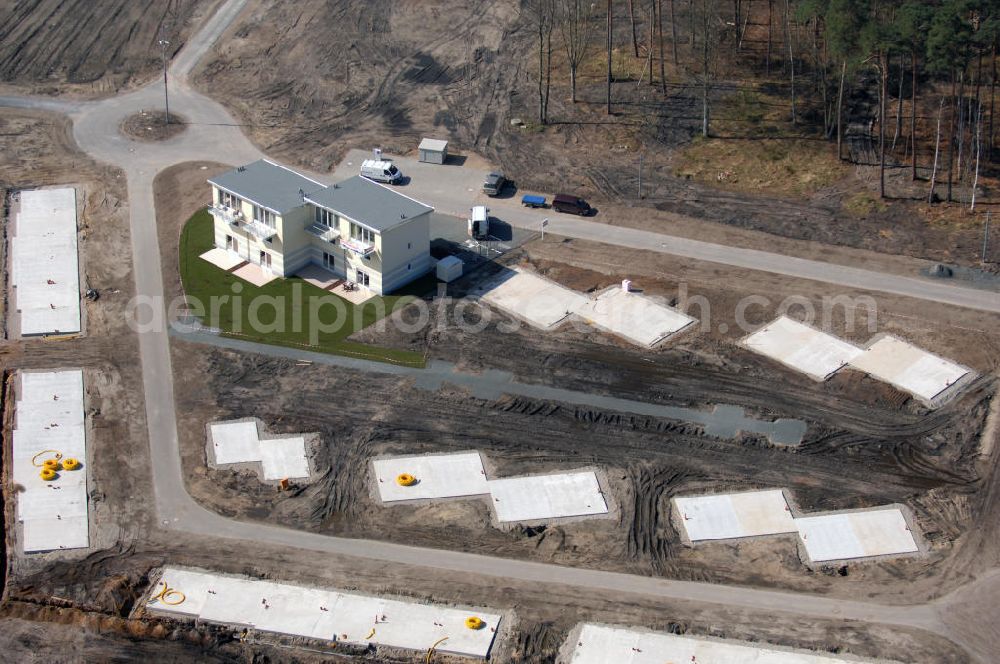 Aerial photograph Graal-Müritz - Blick auf das Baufeld zur Errichtung von Ferienwohnungen im Küstenwald, einem Wohngebiet der HAWO Bauträger KG in unmittelbarer Strandnähe. Die ehemalige Militärliegenschaft der DDR-Armee NVA ist ein Musterprojekt für Konversion in der Region.