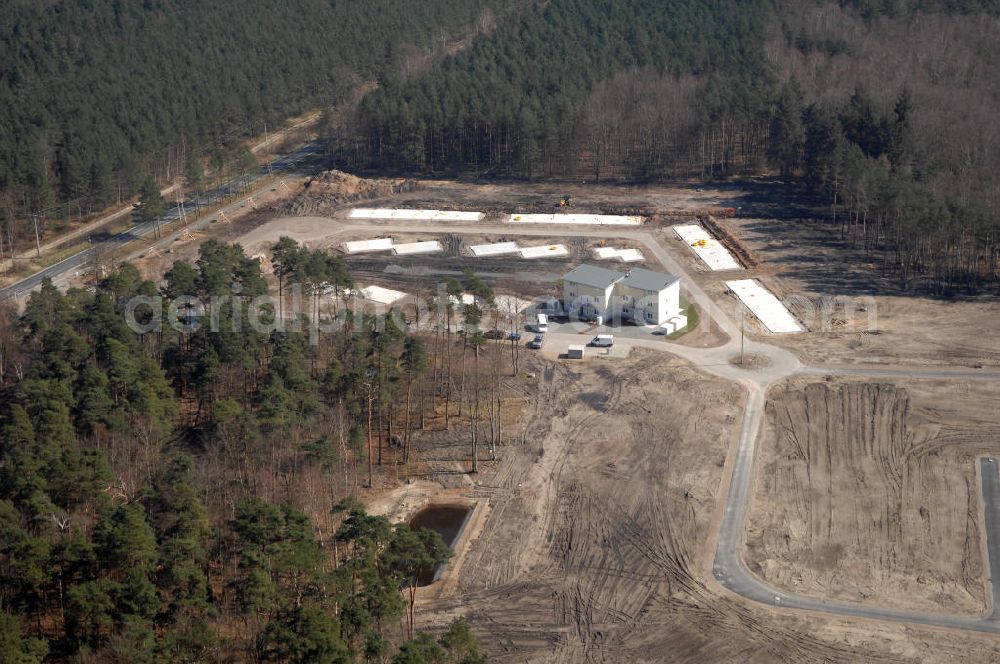 Aerial photograph Graal-Müritz - Blick auf das Baufeld zur Errichtung von Ferienwohnungen im Küstenwald, einem Wohngebiet der HAWO Bauträger KG in unmittelbarer Strandnähe. Die ehemalige Militärliegenschaft der DDR-Armee NVA ist ein Musterprojekt für Konversion in der Region.