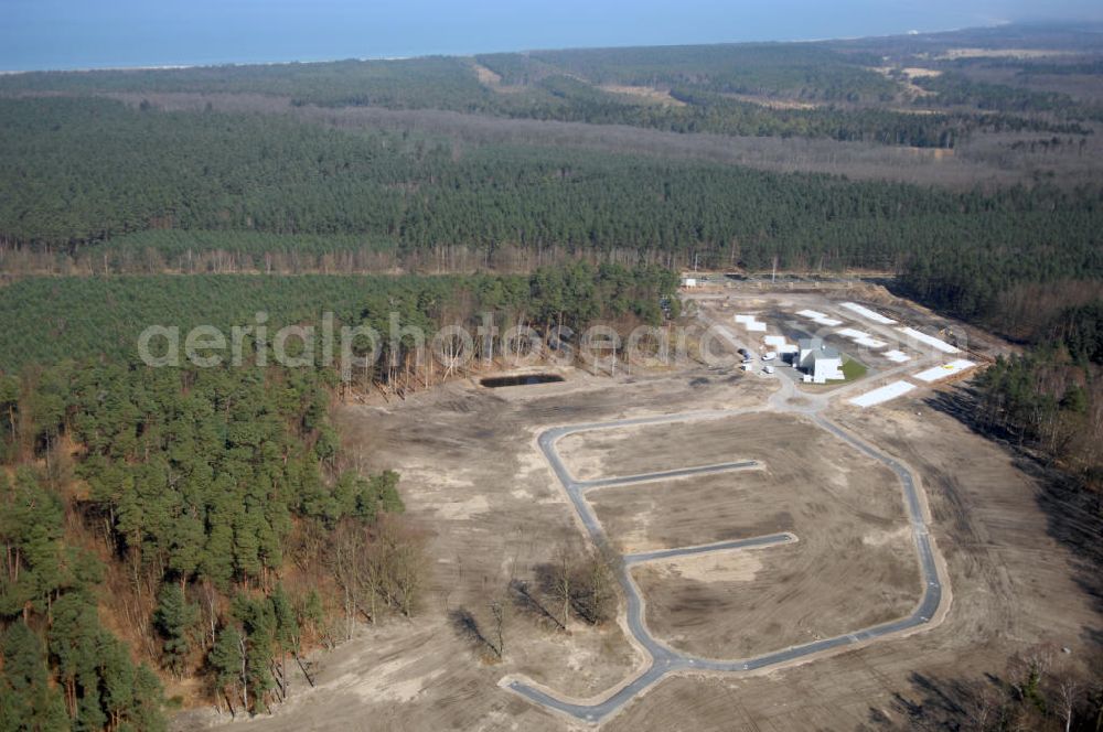 Graal-Müritz from the bird's eye view: Blick auf das Baufeld zur Errichtung von Ferienwohnungen im Küstenwald, einem Wohngebiet der HAWO Bauträger KG in unmittelbarer Strandnähe. Die ehemalige Militärliegenschaft der DDR-Armee NVA ist ein Musterprojekt für Konversion in der Region.