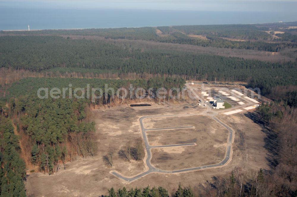 Aerial image Graal-Müritz - Blick auf das Baufeld zur Errichtung von Ferienwohnungen im Küstenwald, einem Wohngebiet der HAWO Bauträger KG in unmittelbarer Strandnähe. Die ehemalige Militärliegenschaft der DDR-Armee NVA ist ein Musterprojekt für Konversion in der Region.