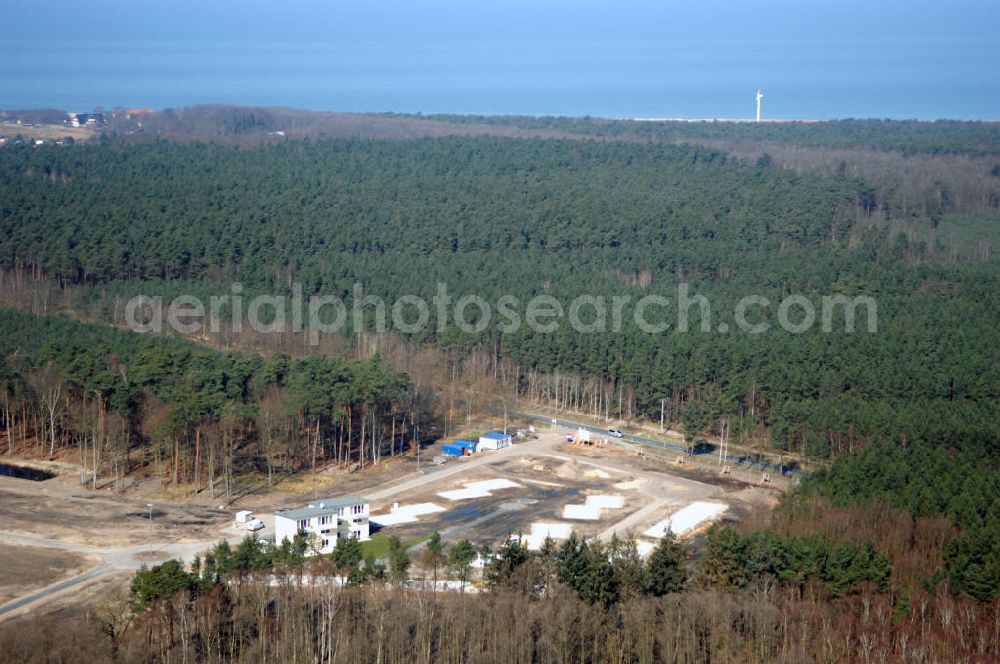 Aerial photograph Graal-Müritz - Blick auf das Baufeld zur Errichtung von Ferienwohnungen im Küstenwald, einem Wohngebiet der HAWO Bauträger KG in unmittelbarer Strandnähe. Die ehemalige Militärliegenschaft der DDR-Armee NVA ist ein Musterprojekt für Konversion in der Region.