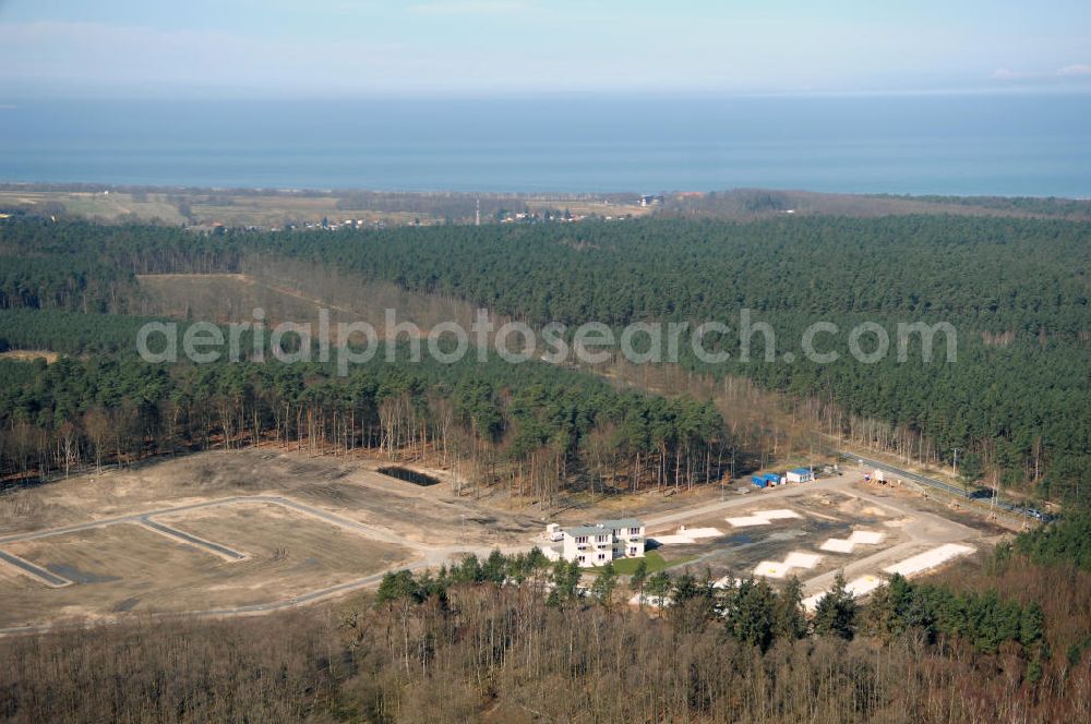 Graal-Müritz from above - Blick auf das Baufeld zur Errichtung von Ferienwohnungen im Küstenwald, einem Wohngebiet der HAWO Bauträger KG in unmittelbarer Strandnähe. Die ehemalige Militärliegenschaft der DDR-Armee NVA ist ein Musterprojekt für Konversion in der Region.