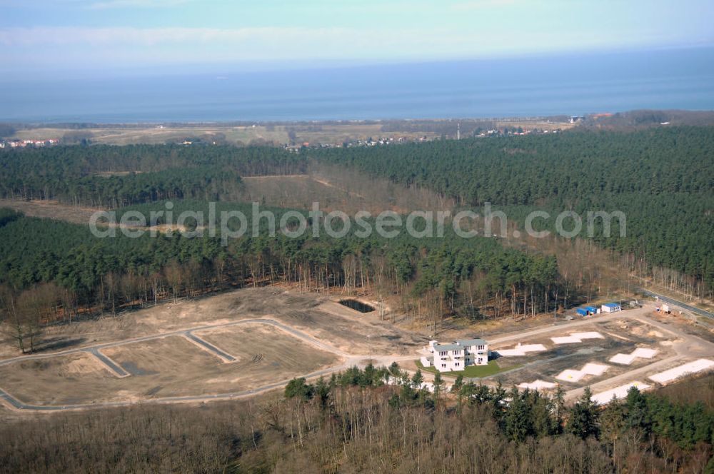 Graal-Müritz from the bird's eye view: Blick auf das Baufeld zur Errichtung von Ferienwohnungen im Küstenwald, einem Wohngebiet der HAWO Bauträger KG in unmittelbarer Strandnähe. Die ehemalige Militärliegenschaft der DDR-Armee NVA ist ein Musterprojekt für Konversion in der Region.